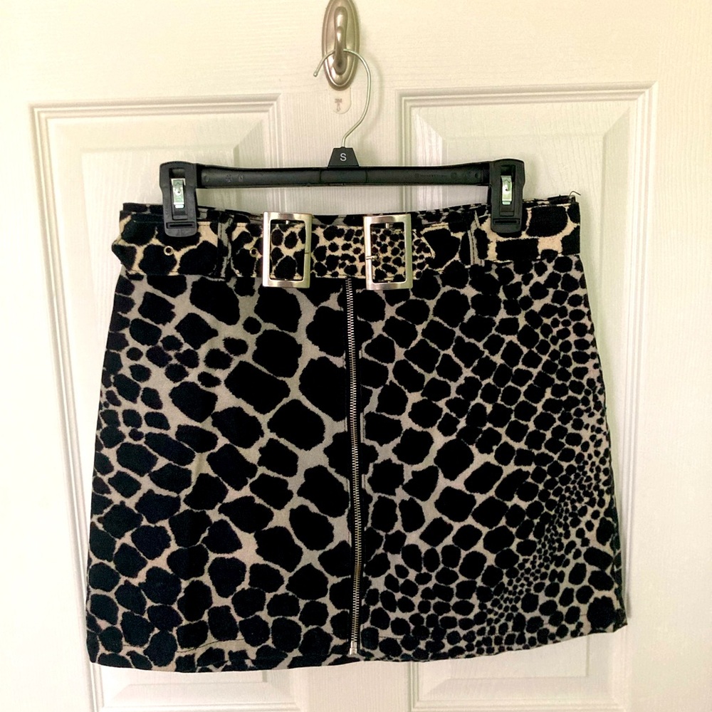 Topshop Animal Pattern Black and Cream Mini Skirt A Line with Belt size 10